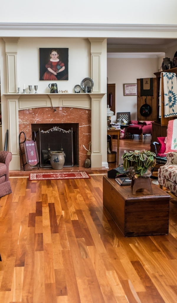 Красивая старая мебель в гостиной