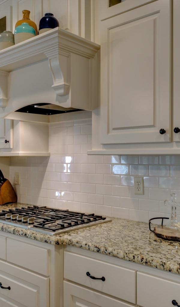 Красивый белый кухонный гарнитур 