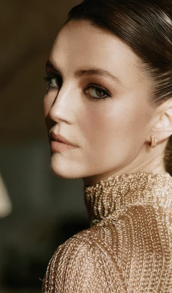 Красивая молодая актриса Элла Хант