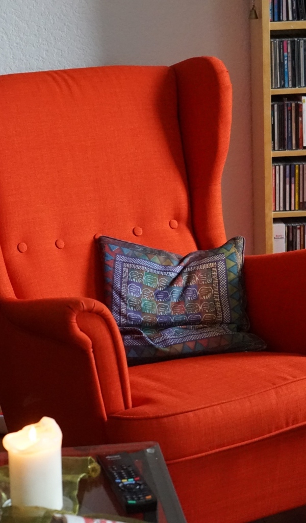 Большое красное кресло в комнате