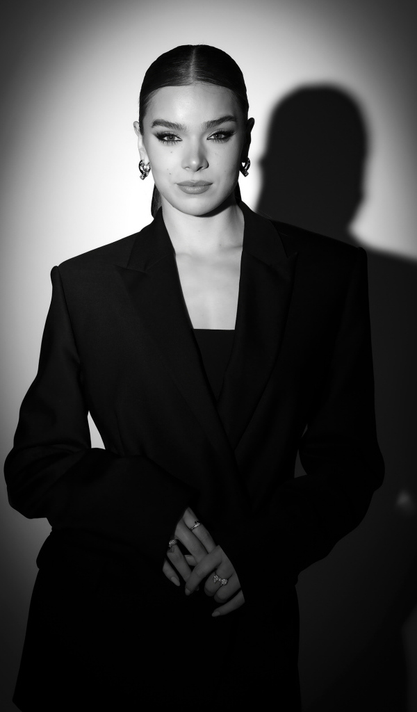 Черно-белое фото актрисы Хейли Стейнфилд