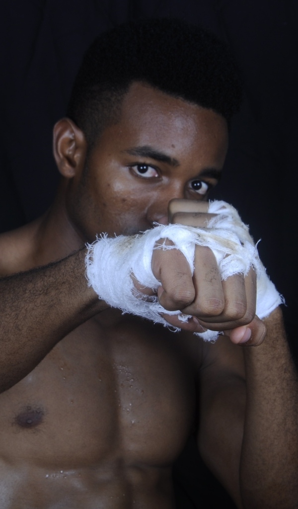 Темнокожий мужчина боксер 