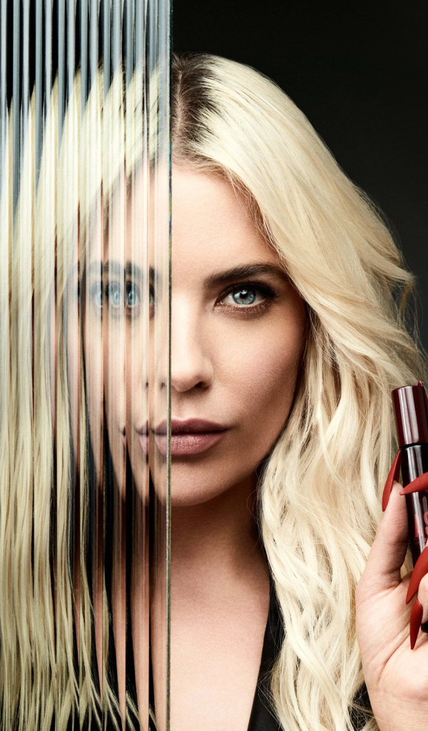 Блондинка Эшли Бенсон стоит за стеклом