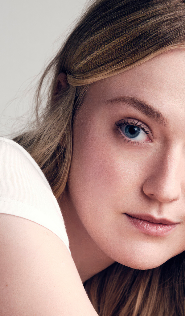 Голубоглазая актриса Дакота Фэннинг крупным планом