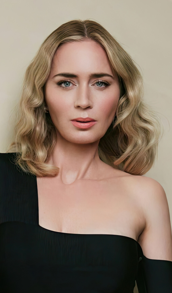 Голубоглазая блондинка Эмили Блант в черном платье