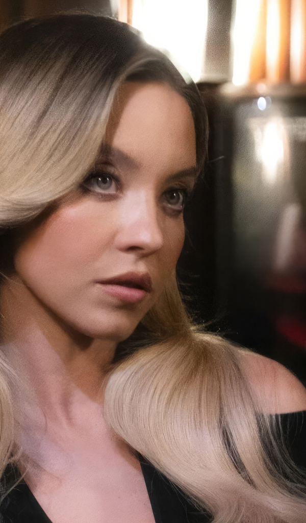 Голубоглазая блондинка актриса Сидни Суини