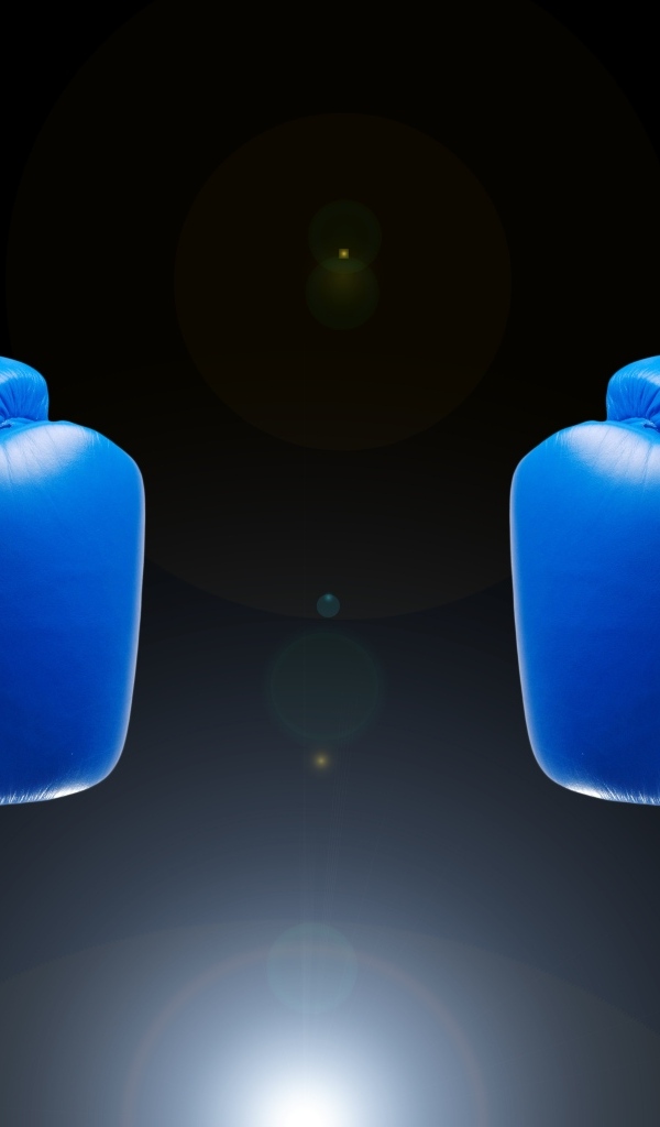 Синие боксерские перчатки на черном фоне