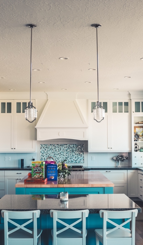 Голубая мебель в большой кухне