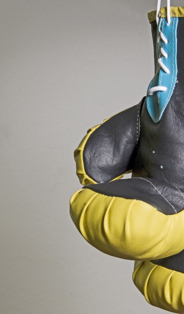 Боксерские перчатки на фоне серой стены 