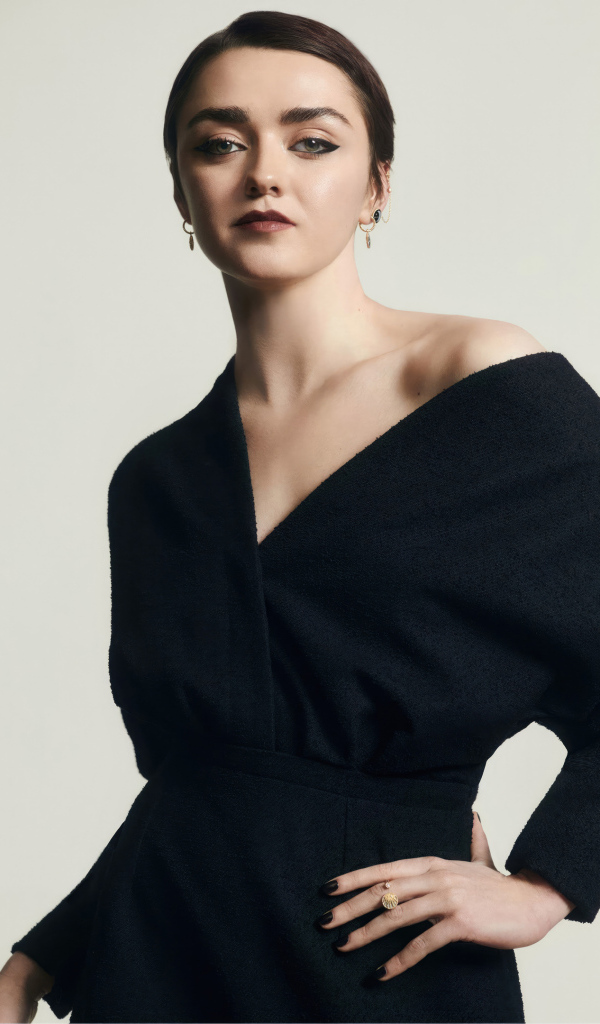 Яркая актриса Мэйси Уильямс в черном платье