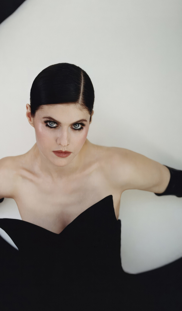 Яркая девушка брюнетка актриса Александра Даддарио