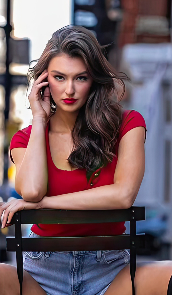 Яркая девушка Рейчел Пиццолато сидит на стуле