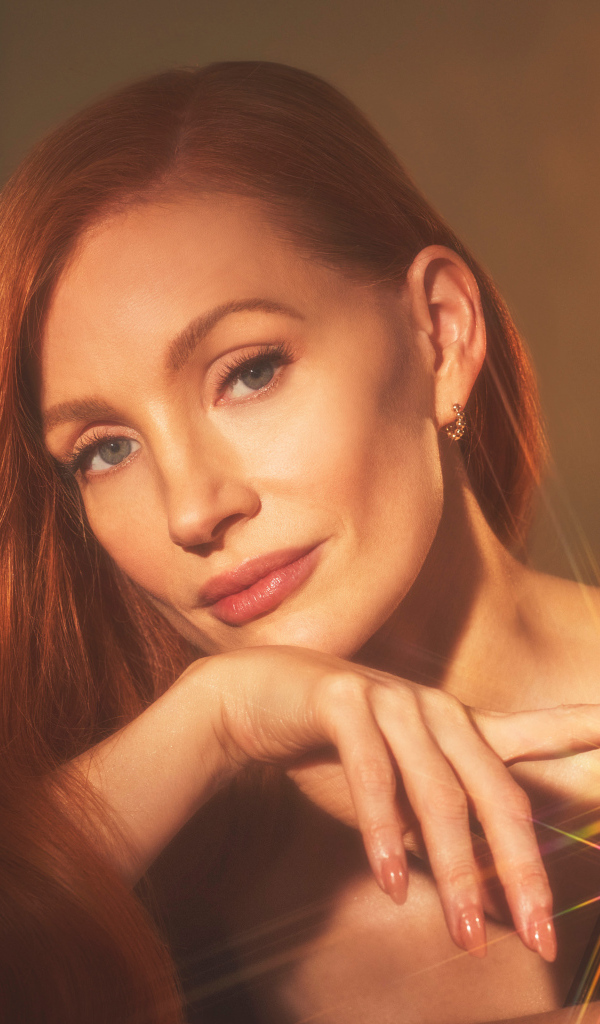 Яркая рыжеволосая девушка актриса Джессика Честейн