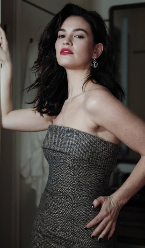 Британская актриса Лили Джеймс в платье