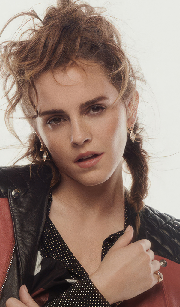 Кареглазая актриса Эмма Уотсон в куртке