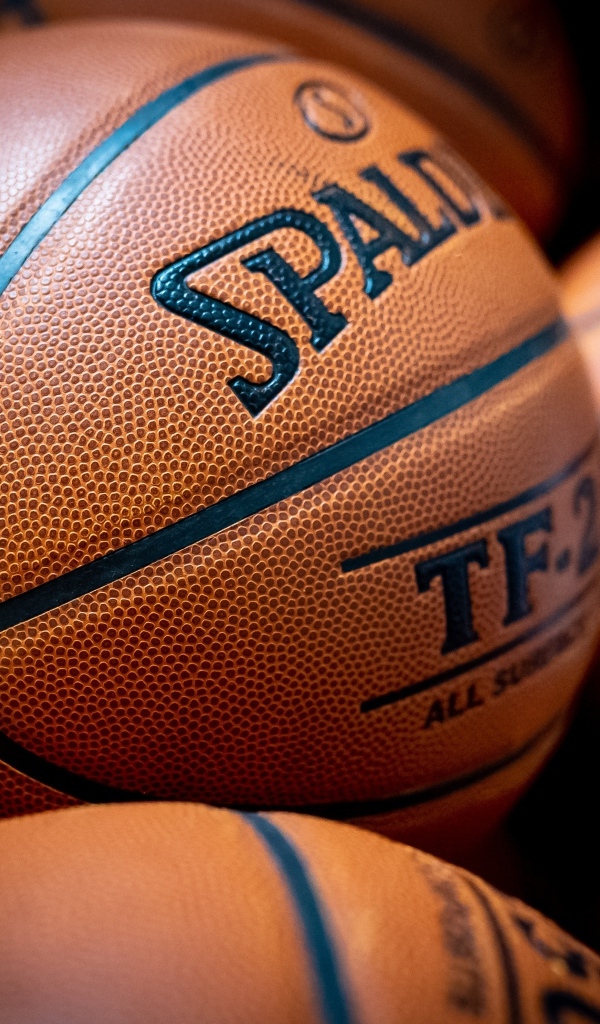 Коричневые кожаные баскетбольные мячи крупным планом