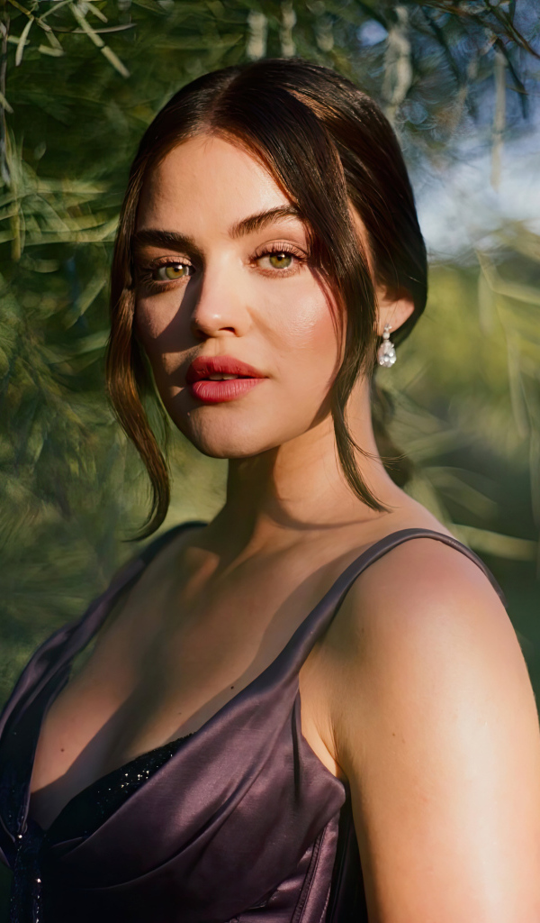 Брюнетка Люси Хейл в лучах солнца