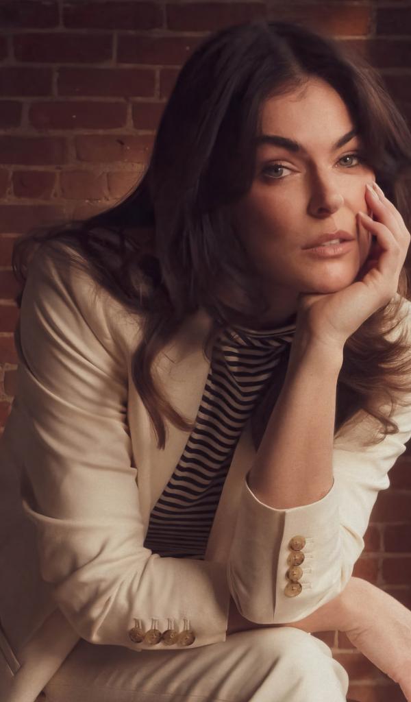 Канадская актриса Серинда Суон в белом костюме