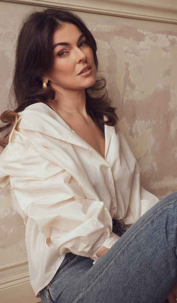 Канадская актриса Серинда Суон сидит у стены