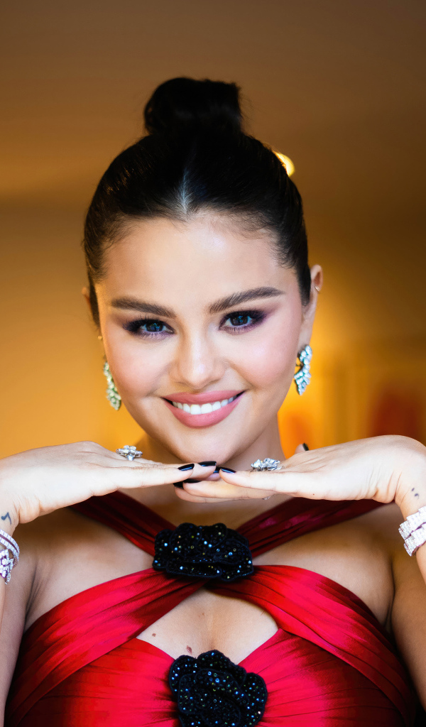 Очаровательная улыбка молодой девушки Селены Гомес