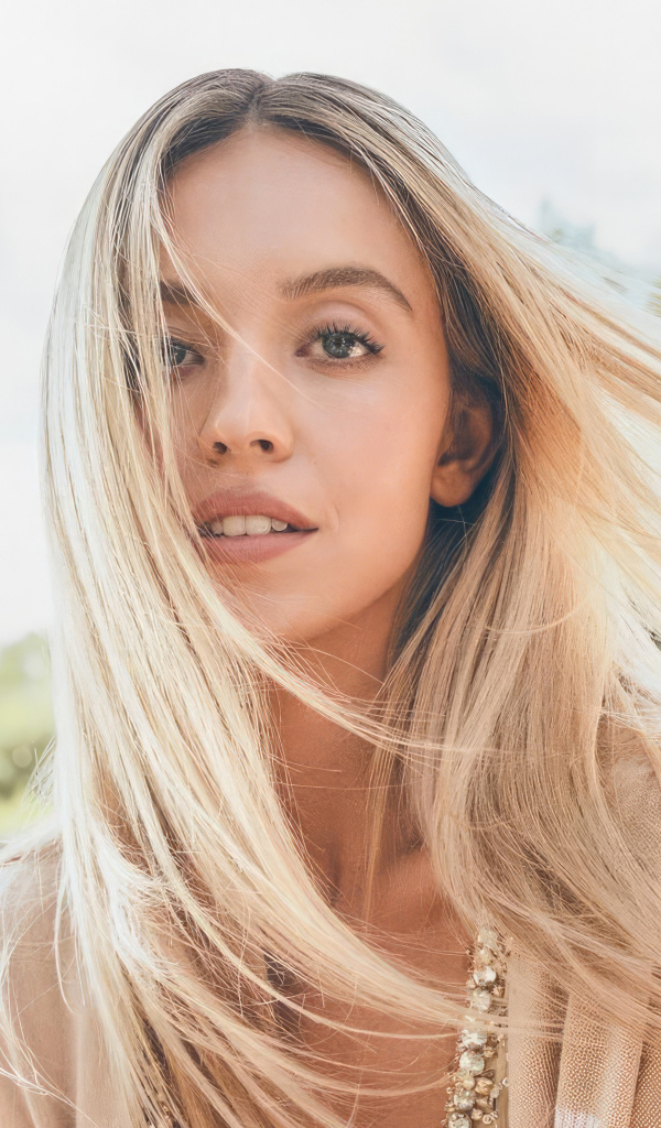 Милая блондинка с длинными волосами Сидни Суини