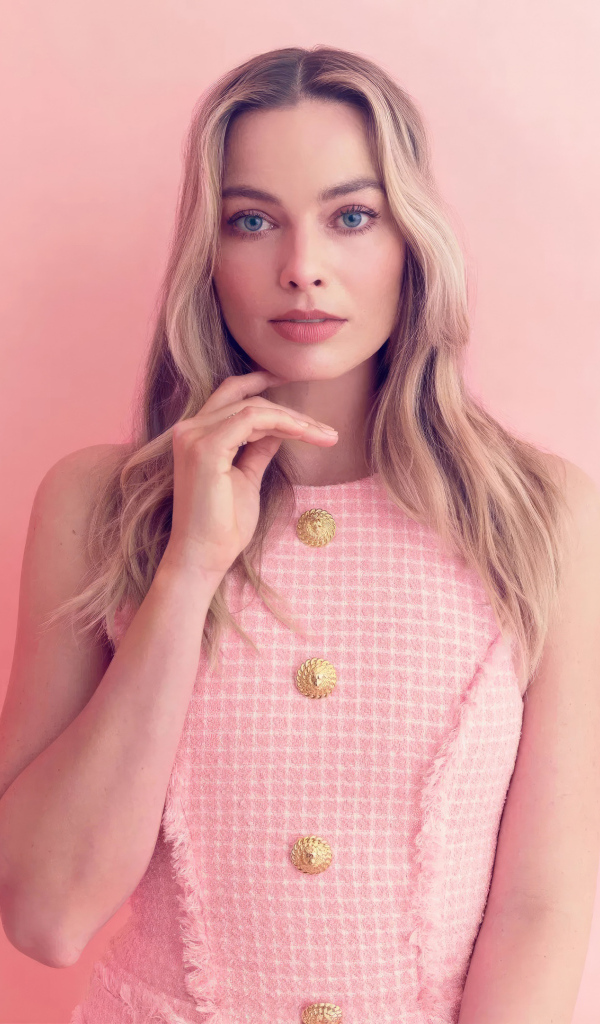 Милая голубоглазая блондинка Марго Робби на розовом фоне