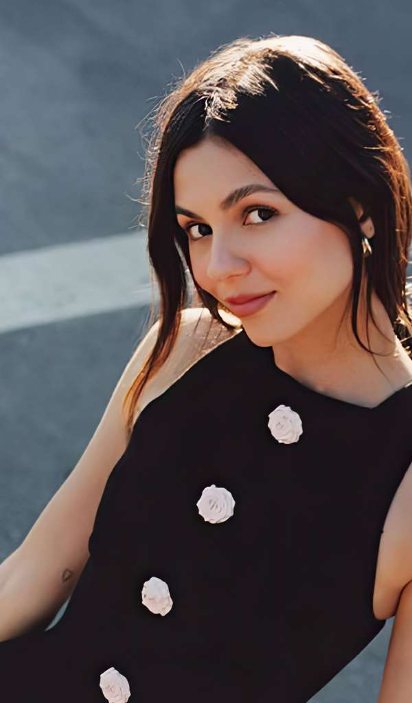 Милая кареглазая брюнетка актриса Виктория Джастис