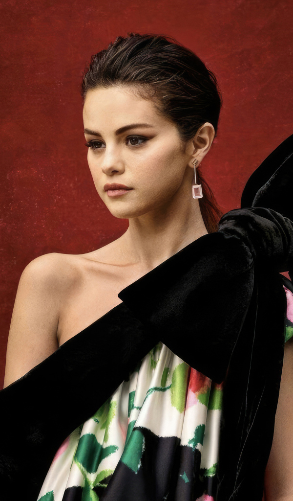 Милая кареглазая девушка актриса Селена Гомес