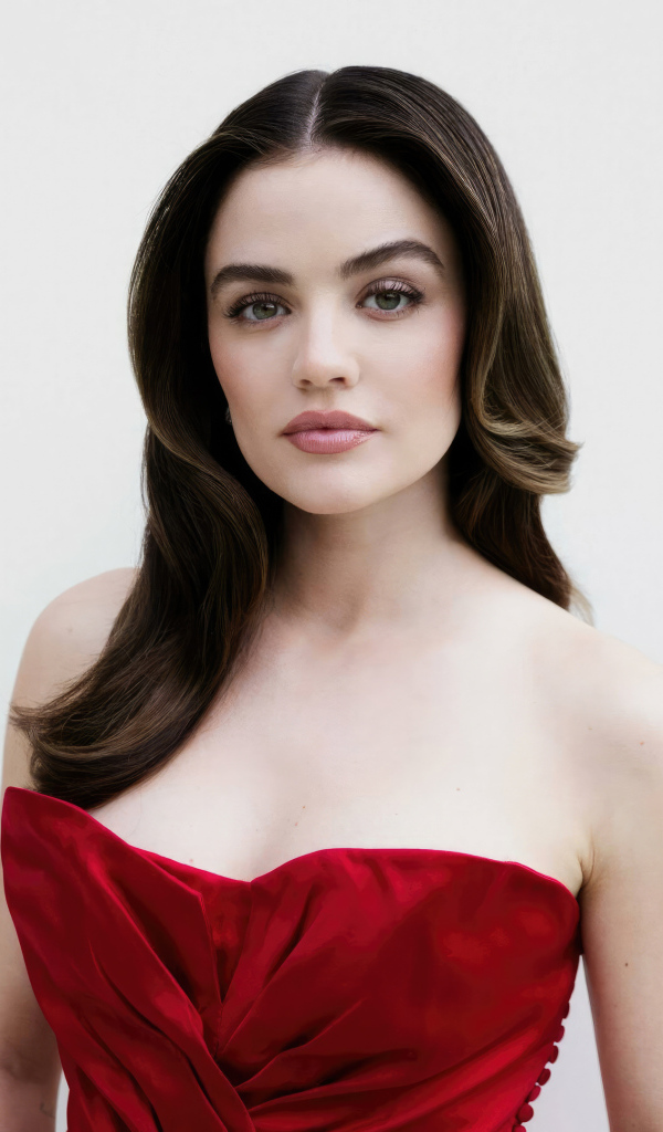 Милая брюнетка актриса Люси Хейл в красном платье