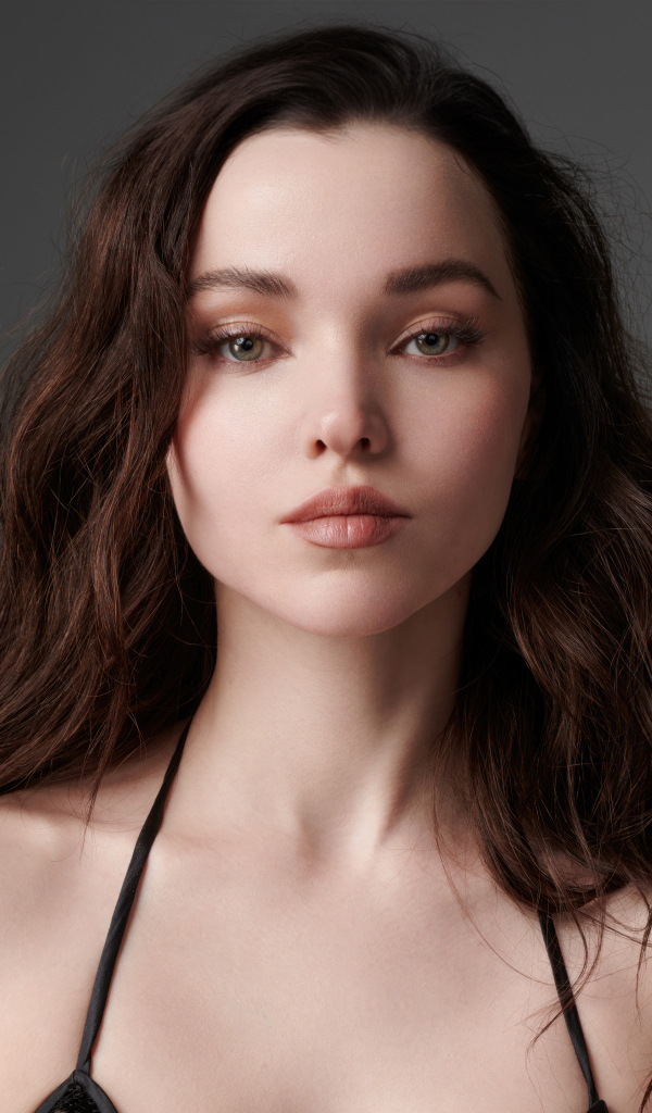 Милое лицо девушки Дав Кэмерон на сером фоне