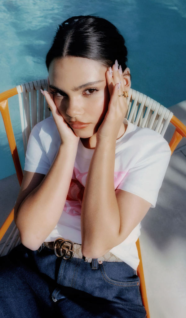 Милая девушка Ариана Гринблатт на кресле у бассейна