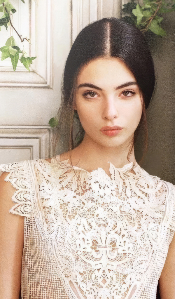 Милая девушка Дева Кассель стоит у стены