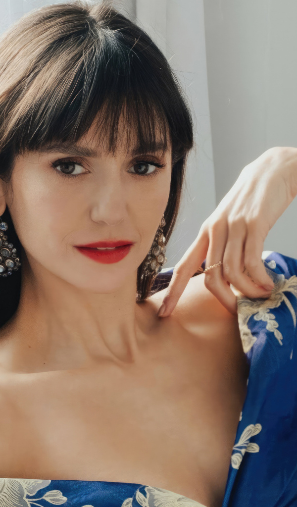 Милая девушка актриса Нина Добрев на диване