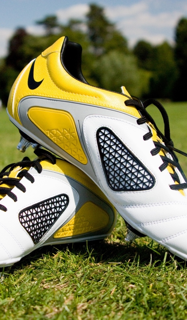 Футбольные бутсы на зеленой траве