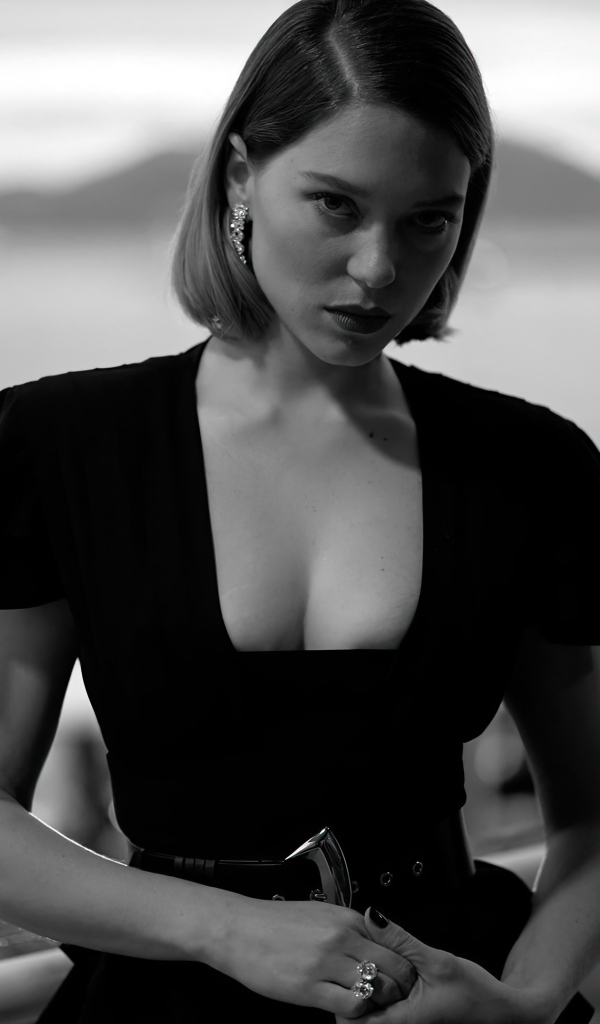 Французская актриса Леа Сейду черно-белое фото