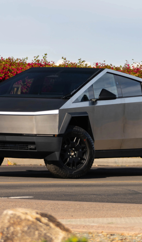 Футуристический серебристый автомобиль Tesla Cybertruck 2024  года
