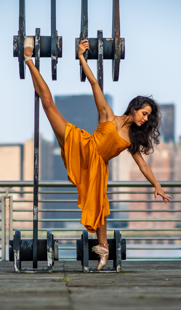 Девушка балерина на фоне города