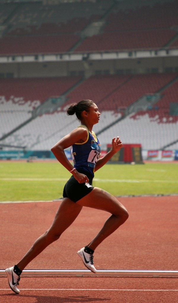 Девушка бегун на стадионе