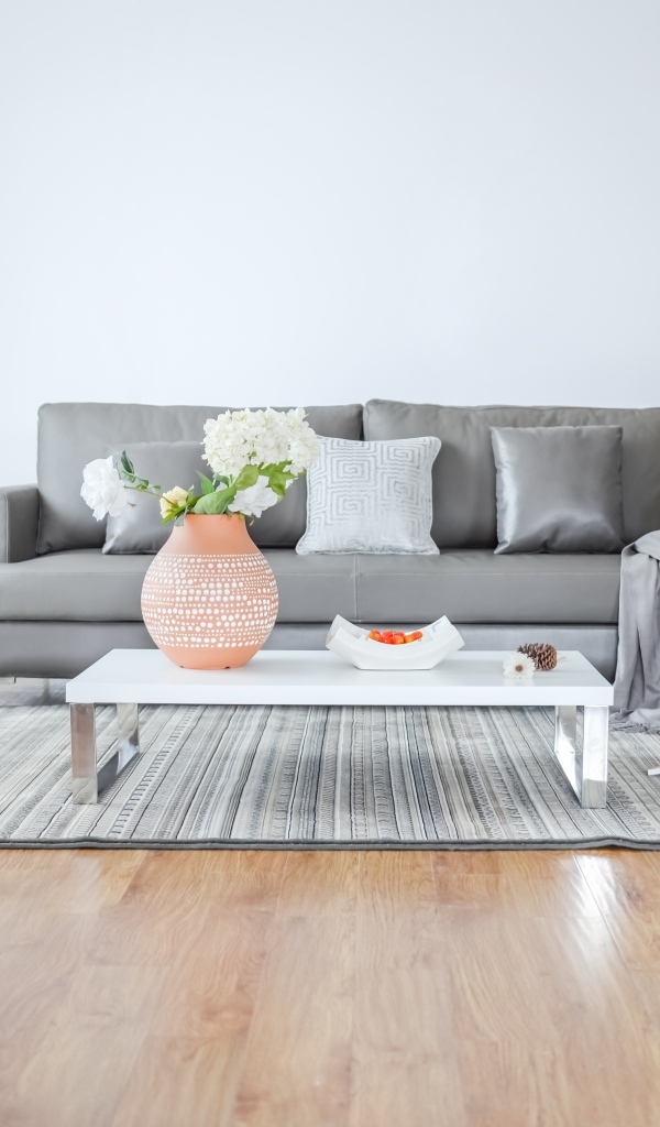 Серый диван в комнате в стиле минимализм