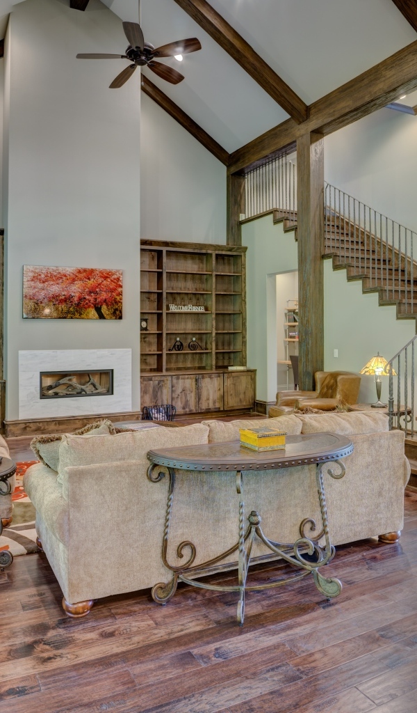 Высокая лестница на второй этаж в доме 