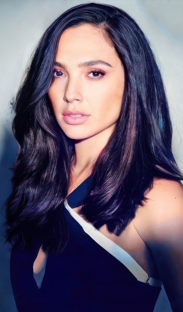 Жгучая брюнетка Галь Гадот в свете софитов