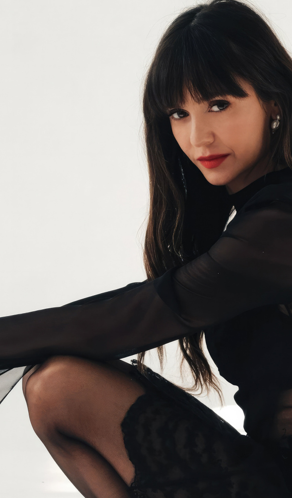 Жгучая брюнетка актриса Нина Добрев