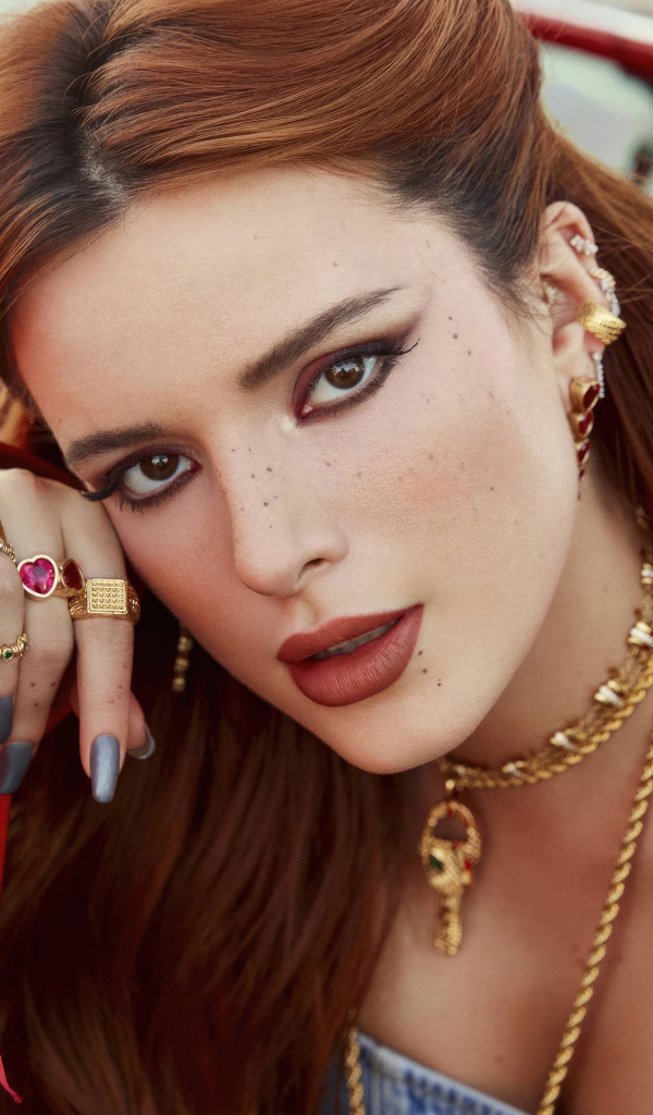 Жгучая рыжеволосая актриса Белла Торн