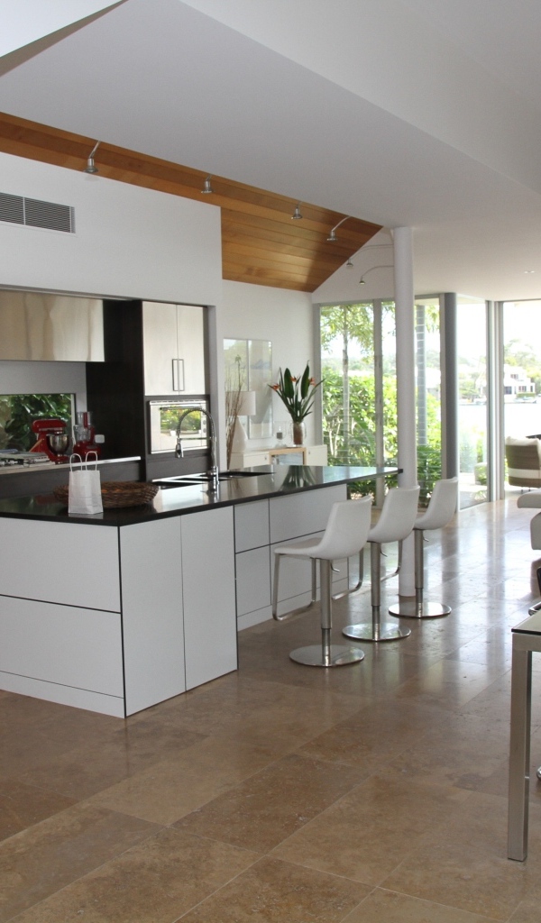 Кухня с белой мебелью и большим окном