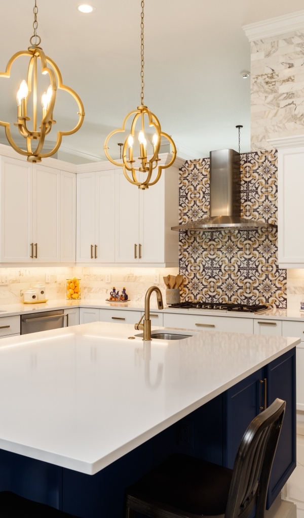 Большая светлая кухня с встроенной техникой