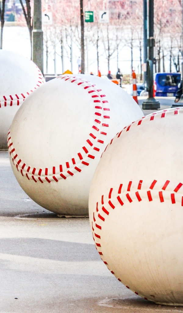 Большие бетонные бейсбольные мячи