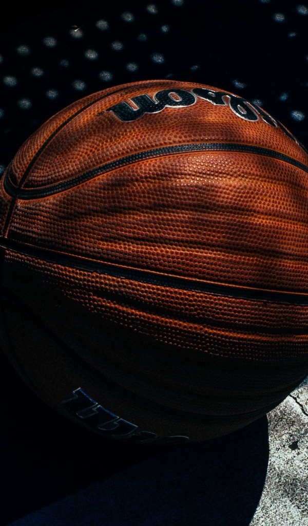 Большой кожаный баскетбольный мяч