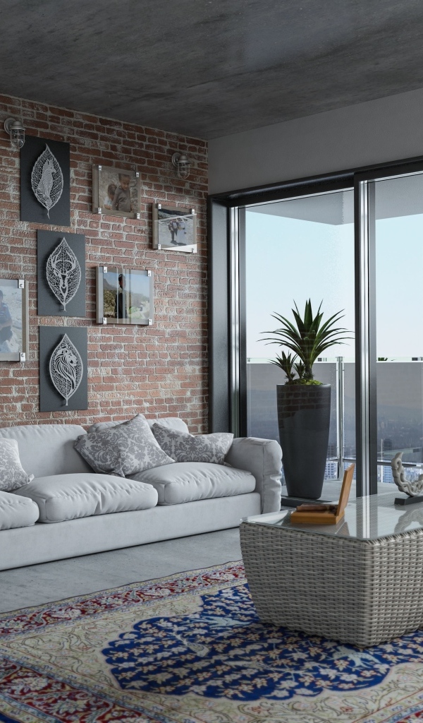 Большое панорамное окно в гостиной с серым диваном