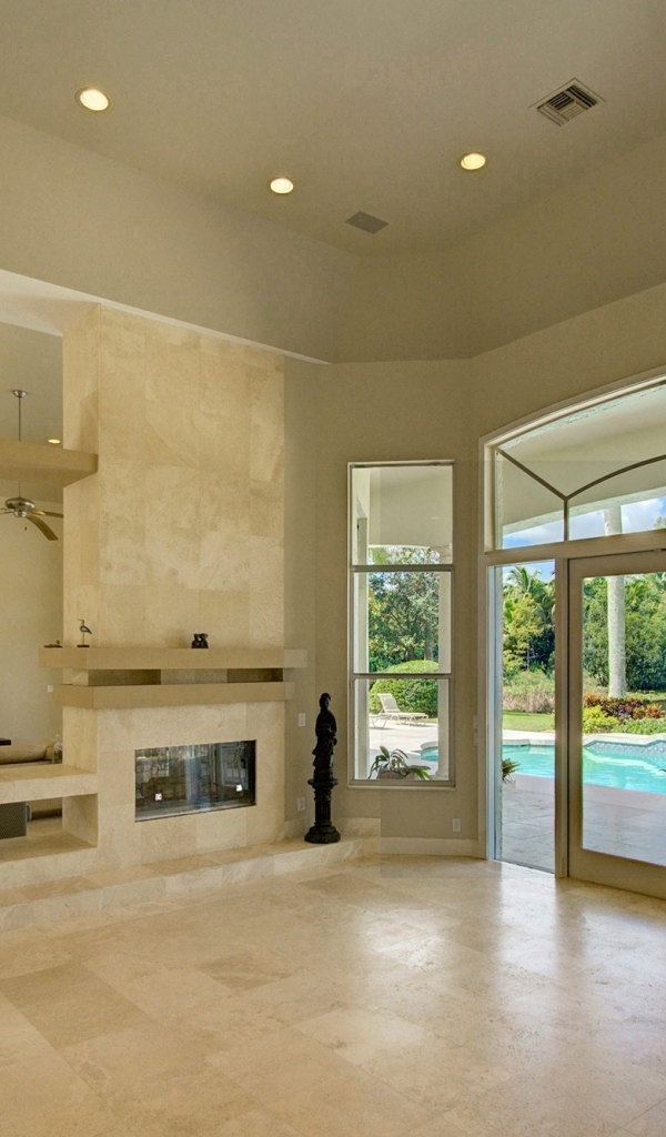 Большой просторный дом с выходом к бассейну