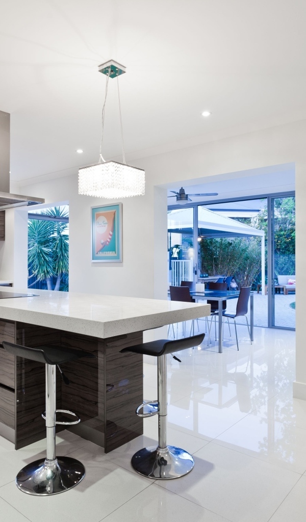 Большая просторная кухня загородного дома